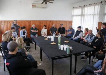 Mayra se reunió con vecinos y vecinas del barrio Naval: “Este contacto directo fortalece la gestión”