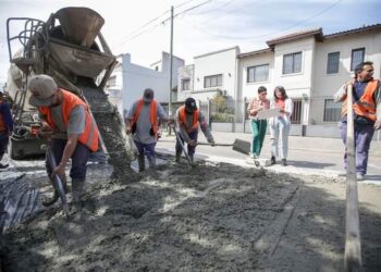 Mayra supervisó una obra de bacheo en Bernal y compartió una mateada en Villa Alcira