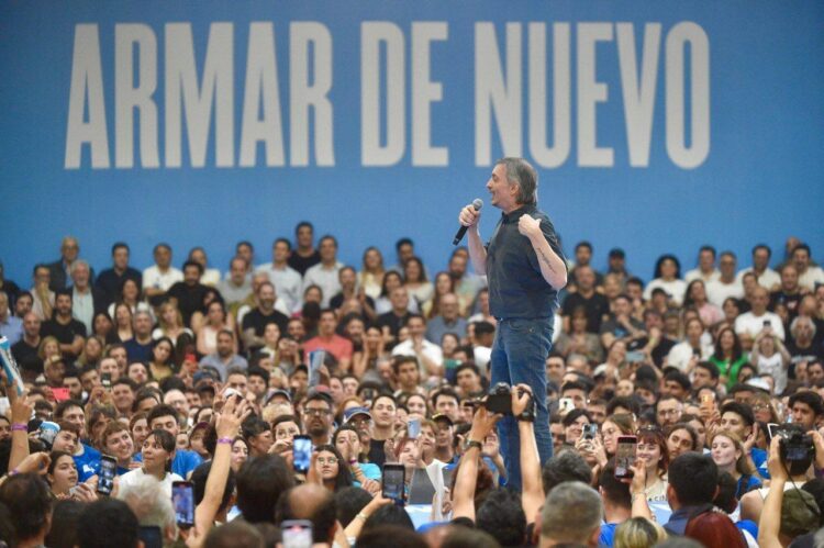 Máximo y una advertencia al peronismo: “Basta de Sciolis, sino elegiremos otro camino”