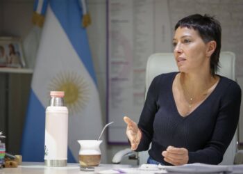 Fuerte cruce de Mayra Mendoza a Caputo por las tasas municipales a supermercados