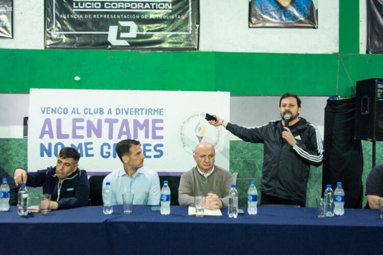 Julián y Santalla encabezaron una jornada de futbol infantil