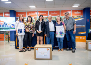 Diez escuelas primarias con jornada completa recibieron kits escolares