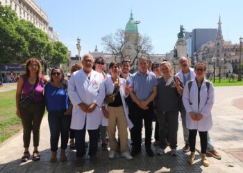 Gray participó de la marcha blanca en rechazo al desfinanciamiento de la salud y la educación