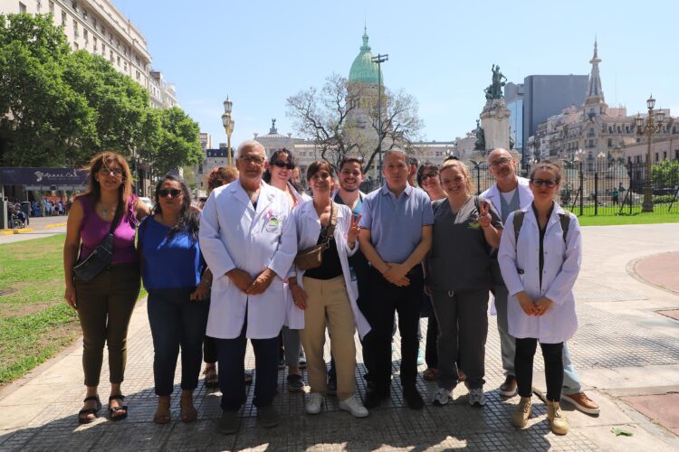Gray participó de la marcha blanca en rechazo al desfinanciamiento de la salud y la educación