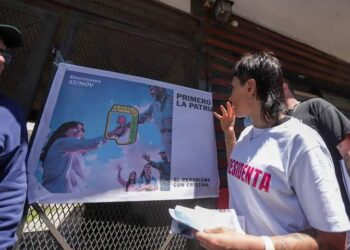 Mayra sigue a fondo en la disputa interna