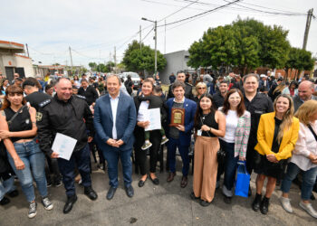 Previo al acto, Kicillof entregó viviendas junto a Cascallares