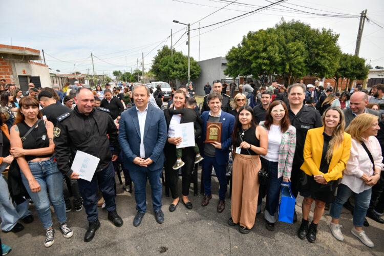 Previo al acto, Kicillof entregó viviendas junto a Cascallares