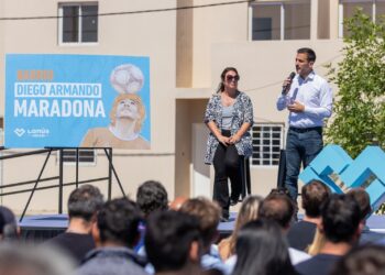 Con criticas a Kicillof, Julián entregó viviendas del barrio Acuba