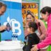 En el marco del aniversario de Glew, Cascallares entregó lentes a alumnos de primaria