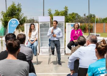 Lanús entregó equipamiento a 51 escuelas