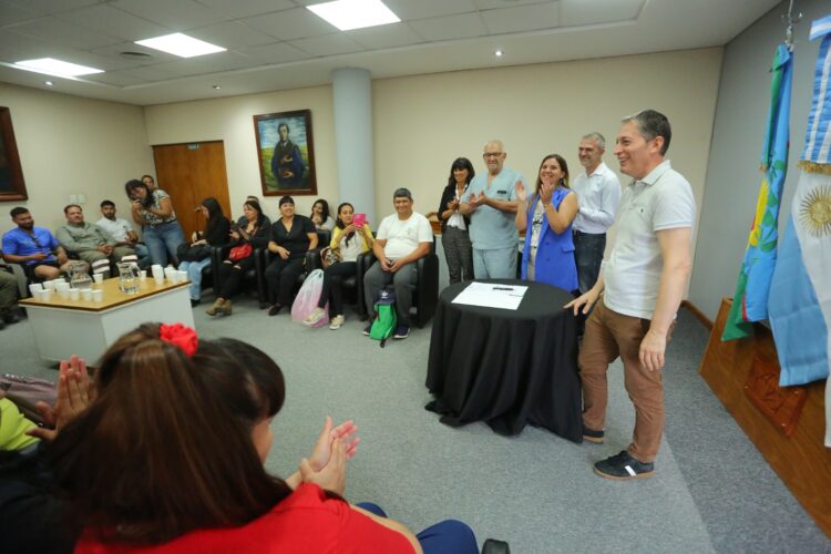 Gray firmó el pase a planta permanente de personal de la carrera profesional hospitalaria