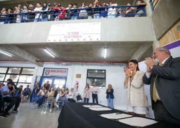 Mayra participó del acto de la firma de escritura de la Escuela Secundaria Técnica de la UNQ