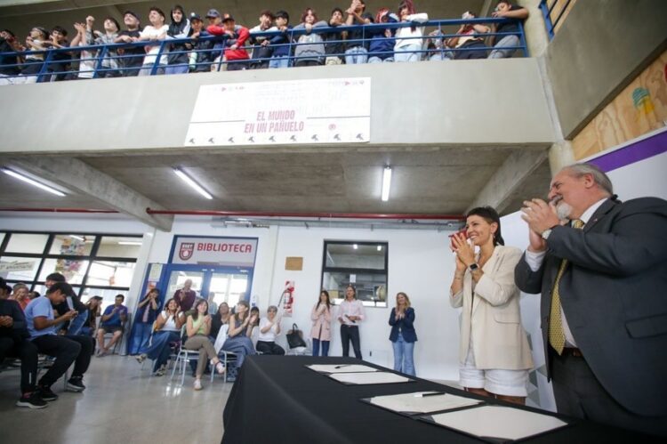 Mayra participó del acto de la firma de escritura de la Escuela Secundaria Técnica de la UNQ