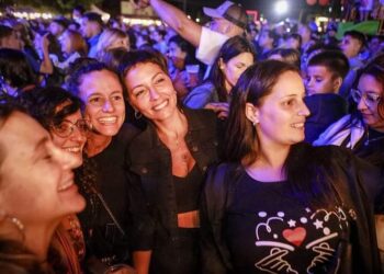 Mayra recorrió el “Festival Cervecero” en el Parque Lineal Don Bosco