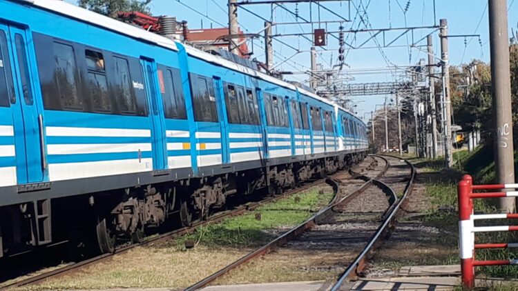 Reclaman mayor señalización en los paso a nivel en Lomas