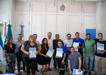 Cascallares firmó pases a planta y recategorizaciones en el día del Municipal