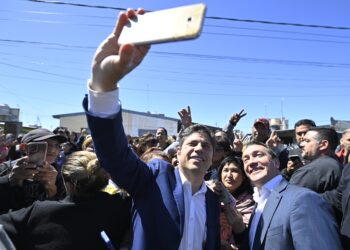 Axel Kicillof y Andrés Watson de raid en Varela