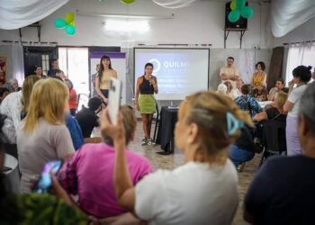 Mayra Mendoza con jubilados: “Seguimos reclamando ante PAMI la quita de medicamentos”