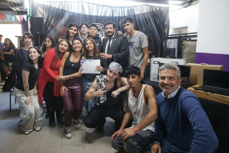 Mayra Mendoza y Juan Martín Mena en la entrega del premio programa “Futuro Memoria”