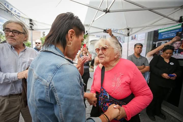 Mayra Mendoza acompañó a jubilados en una protesta frente al PAMI Quilmes