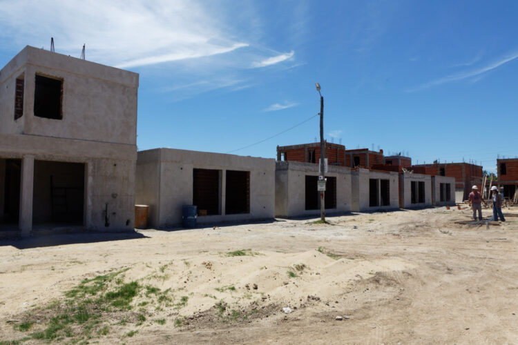 Continúa la construcción de 120 viviendas en el barrio 3 de junio de Berazategui