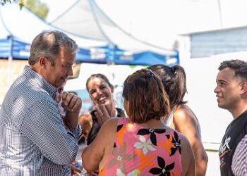 Mariano Cascallares dialogó con vecinos en la plaza de Longchamps