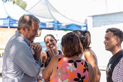 Mariano Cascallares dialogó con vecinos en la plaza de Longchamps