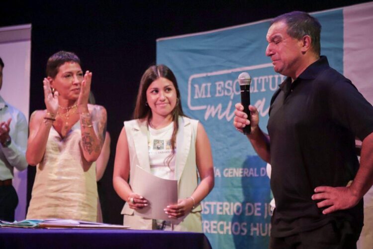 Mayra Mendoza encabezó la firma de escrituras en Quilmes