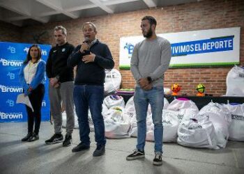 Cascallares entregó material deportivos a equipos de fútbol infantil