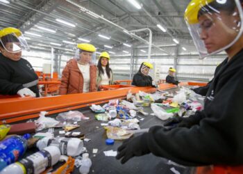 Mayra recorrió la nueva planta de separación de residuos en el Eco Parque
