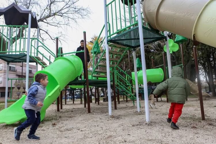Mayra Mendoza inauguró los nuevos juegos inclusivos en la plaza Onda Verde