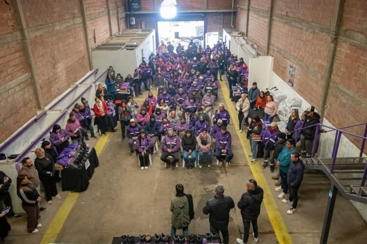 Mayra entregó nueva maquinaria y ropa de trabajo