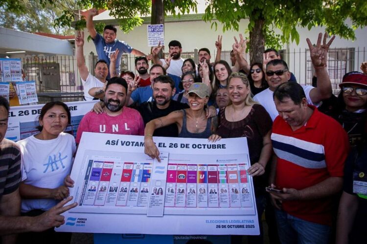 Mayra y Grabois en Bernal Oeste: “Cristina tiene una tobillera y Milei un collar de perro”