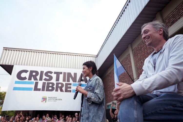 Mayra Mendoza asumió en el PJ Quilmes acompañada por Máximo Kirchner