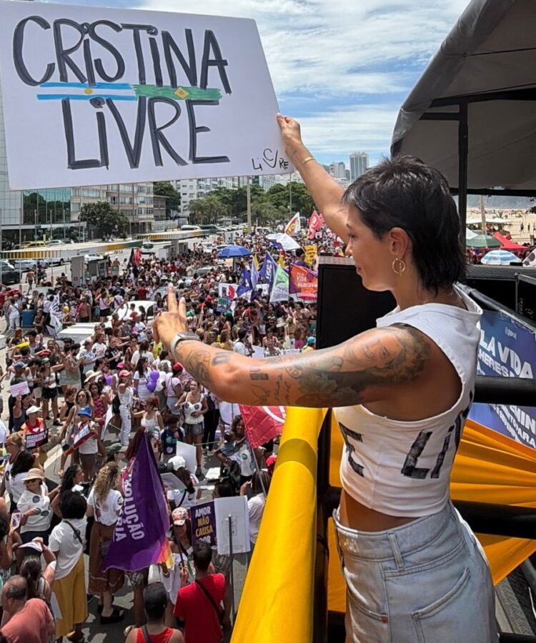 Mayra participó del 8M de Brasil y pidió por la libertad de Cristina