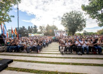Emotivo y multitudinario homenaje a Juan José Mussi