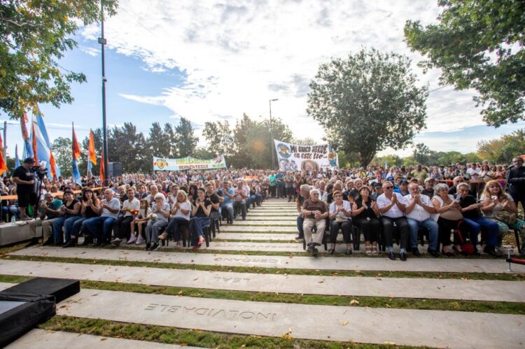 Emotivo y multitudinario homenaje a Juan José Mussi