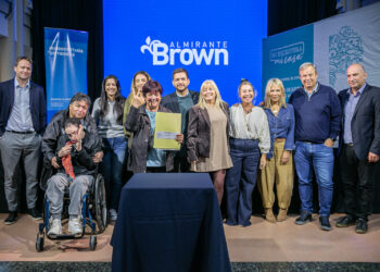 Cascallares participó en la entrega de escrituras a 184 familias