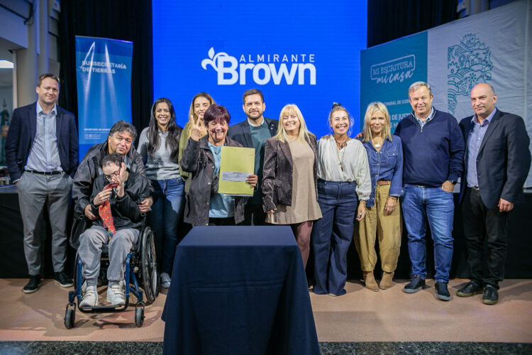 Cascallares participó en la entrega de escrituras a 184 familias