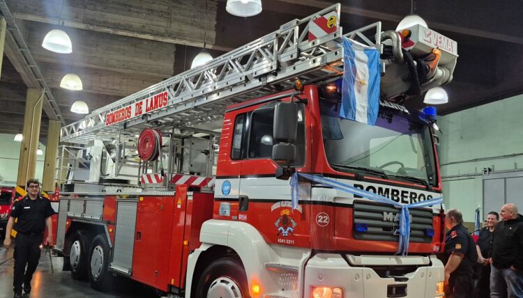 Lanús entregó un nuevo hidroelevador a los Bomberos Voluntarios