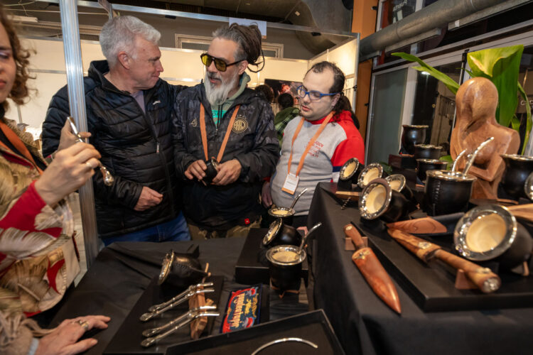 Carlos Balor recorrió la Feria Nacional Berazategui Artesanías