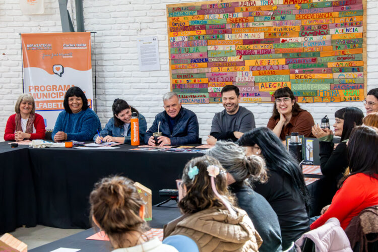 Carlos Balor se reunió con alfabetizadoras